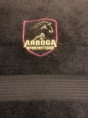 arbogasportryttare,svenska ridsportförbundet,handduk,ridklubbshandduk,handduk med klubblogga,boxhandduk, brodyr,hästhoppning
