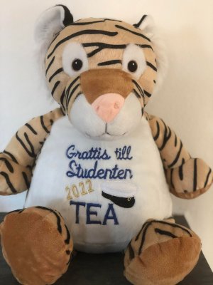 Zoom bild av Studentnalle med Grattis till Studenten