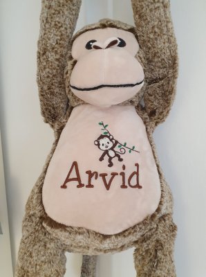 Zoom bild av Apa, kardborre, brun,Mjukisdjur,mjukisdjur,gosedjur,mjukis djur med text,brodyr,dop,födelsedag,logga,maskott