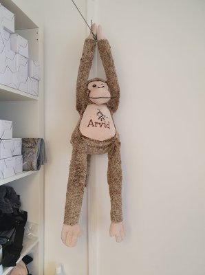 Zoom bild av Apa, kardborre, brun,Mjukisdjur,mjukisdjur,gosedjur,mjukis djur med text,brodyr,dop,födelsedag,logga,maskott