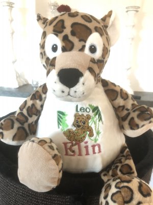 Zoom bild av Leopard,mjukisdjur,gosedjur,mjukis djur med text,brodyr,dop,födelsedag,logga,maskott