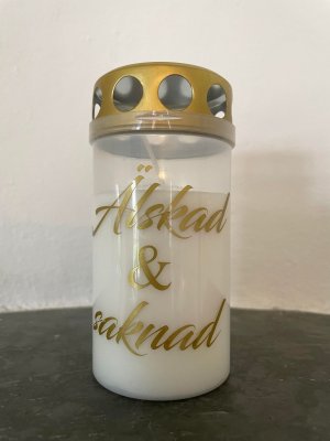 Zoom bild av Gravljus Text: Älskad & saknad