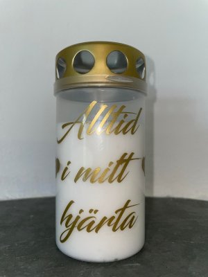Zoom bild av Gravljus: Text: Alltid i mitt hjärta