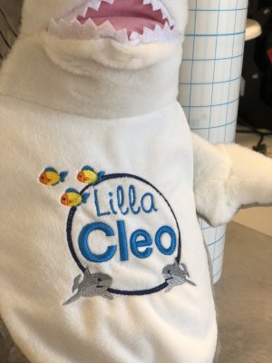 Zoom bild av Haj,mjukisdjur,gosedjur,mjukis djur med text,brodyr,dop,födelsedag,logga,maskott