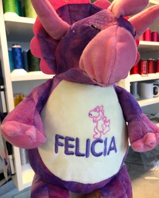 Zoom bild av Mjukisdjur,mjukisdjur,gosedjur,mjukis djur med text,brodyr,dop,födelsedag,logga,maskott