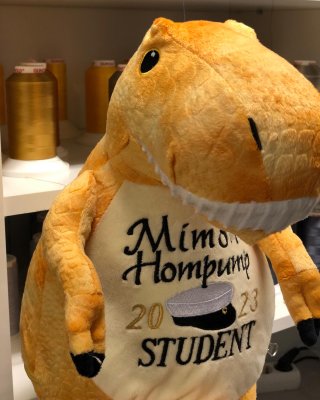 Zoom bild av Studentnalle med namn och årtal