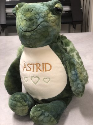 Zoom bild av Sköldpadda,mjukisdjur,gosedjur,mjukis djur med text,brodyr,dop,födelsedag,logga,maskott