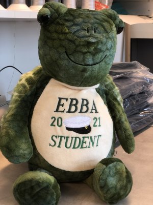 Zoom bild av Studentnalle med namn och årtal